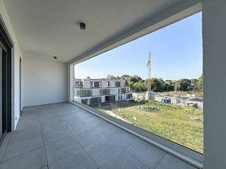 Au cœur de la charmante ville de Kruishoutem, nous trouvons cet appartement neuf à louer. L'appartement est situé au premier étage et dispose de 2 chambres et de 2 terrasses spacieuses. La cuisine est équipée d'appareils encastrés et dispose d'un débarras séparé. Les magasins, les supermarchés et les écoles sont accessibles à pied. Des villes comme Gand et Courtrai sont facilement accessibles via l'autoroute E17 (à 5 minutes). Place de parking requise : 50 €/moisMISE EN PAGE :hall d'entrée - chambre 1 - chambre 2 - salle de bain (double vasque, douche) - débarras - toilettes - cuisine ouverte - salon - terrasse 1 - terrasse 2 - rangement au sous-sol - place de parking et rangement (50 €/mois)AVANTAGES :+ Appartement lumineux + Appartement économe en énergie+ Emplacement central+ Terrasse couverteLe moyen le plus rapide pour visiter cette propriété ? Demandez votre visite via le bouton rouge de notre site web (www.dewaele.com) et vous serez contacté par notre expert en location Nicolas. Les rendez-vous ne peuvent pas être pris par téléphone. Pour toute autre question, vous pouvez nous contacter par téléphone au 055 20 80 20.