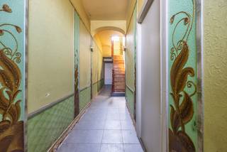 Deze toffe gezinswoning bevindt zich vlakbij de Zandberg en geniet een vlotte verbinding met invalswegen, winkels en tal van andere voorzieningen. De woning werd in het verleden reeds gerenoveerd maar is ondertussen toe aan een grondige opknapbeurt.<br /><br />Indeling: De inkomhal biedt toegang tot de woonkamer, afgewerkt met parket. Via de lichtrijke doorgang bereikt u de keuken met grote raampartijen waardoor u kunt genieten van het zicht op de tuin. Bovendien is er op het gelijkvloers de badkamer, uitgerust met ligbad en douche, en een apart toilet.<br /><br />Op de eerste verdieping zijn twee ruime slaapkamers. Vervolgens begeeft u zich met de vaste trap naar de zolderverdieping waar een derde slaapkamer voorzien kan worden. Nog bergruimte nodig? De woning beschikt over een droge en praktische kelder.<br /><br />De tuin is zuidgericht en dus ideaal om in het mooie weer te vertoeven.<br /><br />Bent u bereid om de handen uit de mouwen te steken en deze woning onder handen te nemen? Plan dan snel uw bezoek in.<br /><br />EPC: 426 kWh/(m²/jaar) / LABEL E / UC: 3620649