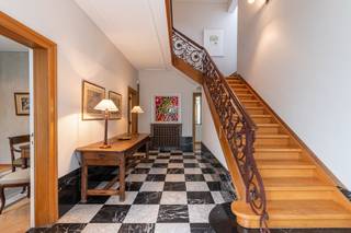 Cette charmante villa datant de 1961 se trouve à la périphérie du centre historique de Grimbergen. Elle est située sur un magnifique terrain de 1.951 m² exposé sud, le long de la Beiaardlaan. La villa a fait l'objet d'une rénovation en profondeur à partir des années '90, et se trouve toujours en excellent état.Le cabinet médical dispose d'une entrée séparée et comprend une salle d'attente, une salle d'examen et un grand bureau climatisé, équipé d'un bureau et d'armoires sur mesure Obumex, avec vue sur le jardin. La partie privée de la villa offre plus de 300 m² de surface habitable. Au rez-de-chaussée, vous trouverez un hall d'entrée spacieux, une salle à manger séparée, un salon avec une cheminée à gaz ouverte moderne de Depuydt, une cuisine entièrement équipée d'appareils haute-gamme donnant sur une grande salle de vie très lumineuse s'ouvrant sur le jardin et dotée de climatisation. Au 1er étage, vous trouverez cinq chambres et deux salles de bains. La chambre principale est équipée de climatisation.La maison est presque complètement sous caves et dispose d'un garage pour 2 voitures avec porte automatique. Chauffage au gaz (chaudière Viessmann) et chauffe-eau solaire.Une opportunité idéale pour ceux qui recherchent à la fois un cadre de vie agréable et la possibilité d'exercer une profession libérale dans un environnement agréable et facilement accessible. Registre des mesures: non