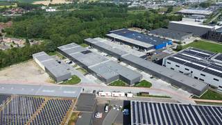 <strong>Nieuwbouw KMO-unit</strong> met een <strong>oppervlakte van 282 m²</strong> in de<strong> laatste fase van KMO-ontwikkeling 'PORTIS'</strong>. Deze bestaat uit <strong>49 KMO-units </strong>met oppervlaktes tussen <strong>164 m² en 1.183 m²</strong> (eventueel samen te voegen tot grotere entiteiten). De loodsen zijn opgebouwd uit een staalconstructie met steeldeck en als gevelbekleding een betonplint in combinatie met geïsoleerde sandwichpanelen.<br /><br />Alle units zijn toegankelijk via een automatische sectionale poort (4,50 x 4,80) en een aparte loopdeur alsook hebben ze allen een raam aan de voorzijde voor extra lichtinval. Bijkomend zijn de units, met een vrije hoogte van +/- 6 meter, uitgerust met een polybetonvloer (18 cm), led-verlichting + elektriciteit, een toilet met handwasbak. De dakstructuur laat het toe om zonnepanelen te plaatsen, het regenwater wordt opgevangen in RWA-putten van <strong>10.000 liter. </strong>Ruime parkeer- en manoeuvreerruimte op de site. Per units zijn er minstens 2 parkeerplaatsen voorzien.<br /><br />Het project bevindt zich in het hartje van de IZ Pathoekeweg en op 4 km van Brugge centrum en nabij de N31 Expresweg die de A11 verbindt met de E40 en de E403 alsook met de N371. <br /><br />Beschikbaar Q1 - Q2 2027. Geschikt voor zowel opslag als productie.<br /><br />Contacteer <strong>PANORAMA B2B</strong> voor bijkomende inlichtingen of een vrijblijvend plaatsbezoek <strong>0479 70 70 73</strong>.