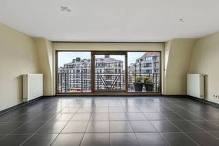 In de centraal gelegen Res. Palace II, vindt u dit lichtrijk appartement die prachtig zicht biedt naar het Stationssplein.U betreedt het appartement...