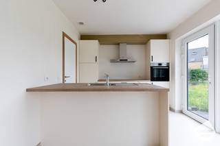 <strong>Bezoekmoment op zaterdag 22 augustus van 9.30 tot 12.00 uur.</strong><br /><br />Deze volledig afgewerkte woning in Pervijze combineert ruimte, comfort en een rustige ligging.<br /><br />Op het gelijkvloers vindt u een ruime en <strong>lichtrijke leefruimte met open, volledig ingerichte keuken</strong> en aansluitende berging. Daarnaast beschikt de woning over een garage en een afzonderlijk toilet.<br />Op de eerste verdieping bevinden zich <strong>3 ruime slaapkamers</strong>, een afzonderlijk toilet en een badkamer met ligbad en inloopdouche. De zeer ruime zolder is bereikbaar via een vaste trap en biedt heel wat extra mogelijkheden.<br /><strong>De zuidwestgerichte tuin is volledig aangelegd en voorzien van een terras en omheining</strong>, waardoor u meteen kunt genieten van een aangename buitenruimte.<br /><br />Ook op het vlak van comfort scoort de woning sterk, met onder meer <strong>vloerverwarming en een gunstig energiepeil.</strong><br />De woning is rustig gelegen in Pervijze, op ongeveer 10 km van de kust.<br /><br /><strong>Interesse in deze woning? Kom ze vrijblijvend bezichtigen op zaterdag 22 augustus tussen 9.30 en 12.00 uur.</strong><br />