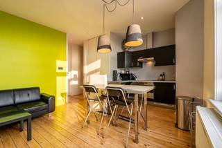 In de stijlvolle residentie Palace, op slechts enkele passen van de Zeedijk in Zeebrugge, bevindt zich dit aangename appartement met een verrassend praktische indeling. Bij het binnenkomen kom je in de inkomhal, die toegang geeft tot de leefruimte met open keuken en het gastentoilet. Verder beschikt het appartement over een volwaardige slaapkamer, een badkamer en een extra slaapruimte met drie hoogslapers, ideaal om familie of vrienden te ontvangen. Dankzij de ligging vlak bij zee en de veelzijdige mogelijkheden is dit een interessante opportuniteit voor wie op zoek is naar een eigen stek aan de kust, een permanente woonplaats of een investering met verhuurpotentieel. Bewoners kunnen bovendien gebruikmaken van de gemeenschappelijke fietsenberging, waar fietshaken beschikbaar zijn voor verhuur. Laat je verrassen door de mogelijkheden van dit appartement in residentie Palace en neem gerust contact op met makelaar Stéphanie 0472 77 86 60 of stephanie@keyimmo.be voor een bezoek.