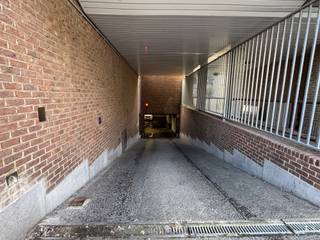<p>Deze ondergrondse staanplaats is gelegen in de Alfred kelderstraat te centum Aalst.<br />Het gaat over staanplaats nummer 15<br /> <br />Huurprijs bedraagt €70/maand.</p><p>Beschikbaar vanaf 01/09/2026</p>