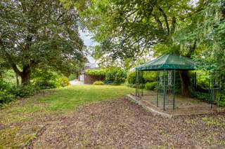 <p><strong><em>Stijlvolle bungalow met tijdloze architectuur zoekt nieuwe toekomst aan de Leuvense stadsrand</em></strong></p><p><strong><em>Gelegen in een gezochte, residentiële omgeving aan de Leuvense stadsrand bevindt zich deze charmante bungalow die opvalt door een tijdloze, strakke architectuur en een overvloed aan natuurlijk licht.</em></strong></p><p></p><p><em>Heb je interesse en wil jij als eerste de kans grijpen om jouw droomwoning te ontdekken? We trappen onze verkoop af met een </em><strong><em>exclusieve “Avant-Première” op woensdag 24/06 - donderdag 25/06 - vrijdag 26/06 </em></strong><em>. Plan nu jouw bezoek via de ‘Plan jouw bezoek’ knop. De richtprijs bedraagt 549.000 euro. De biedingstermijn loopt tot en met 29/06. Bekijk hieronder het Avant-première reglement.</em></p><p></p><p>De woning verwelkomt bezoekers in een royale, lichtrijke inkomhal waar de authentieke natuurstenen vloer meteen de toon zet en die tevens ruimte biedt voor een vestiaire en een gastentoilet. Elegante glazen wanden zorgen voor een open en vloeiend gevoel richting de sfeervolle woonkamer, waar de natuursteen vloer harmonieus doorloopt. Hier vormt de gezellige open haard het rustpunt, terwijl grote raampartijen veel lichtinval bieden en toegang verlenen tot het terras. Aansluitend bevindt zich de ruime en zorgvuldig onderhouden keuken, die perfect aansluit bij de dynamiek van het dagelijkse leven.</p><p></p><p>Via de nachthal, die voorzien is van een ingebouwde vestiaire en een apart toilet, bereikt men vier volwaardige en comfortabele slaapkamers en een verzorgde badkamer.</p><p>Onder de leefruimtes beschikt de woning over een omvangrijke kelderverdieping met een dubbele garage, uitgerust met een elektrische sectionaalpoort, een praktische wasplaats, extra bergruimte en de technische installaties, aangevuld met een handige kruipkelder.</p><p></p><p>Het buitenleven is hier een ware troef met een royaal terras van maar liefst 116m² dat naadloos overgaat in een volgroeide, groene tuin met een charmant tuinhuis waar rust en volledige privacy gegarandeerd zijn op een perceel van 09a 90ca.</p><p></p><p>Deze woning bevindt zich in een rustige straat op wandelafstand van het openbaar vervoer, een basisschool en kinderopvang, terwijl het bruisende centrum en het station van Leuven vlot met de fiets bereikbaar zijn en de oprit naar de snelweg E40 op nauwelijks tien minuten rijden ligt.</p><p></p><p>Hoewel het gebouw een doordachte modernisering vraagt om te voldoen aan de huidige energienormen, biedt deze unieke eigendom een zeldzame kans om een architecturale parel te transformeren tot een stijlvolle en eigentijdse thuis.</p><p><strong><em>Bent u klaar om het potentieel van deze unieke woning zelf te ontdekken en hier uw eigen verhaal te schrijven, neem dan contact met ons op voor een bezoek.</em></strong></p>