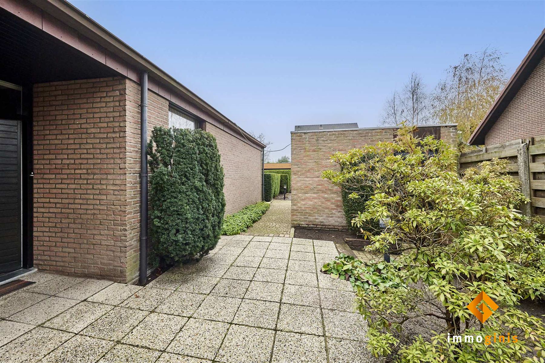 Zéér ruime woning op een mooi perceel van 17a82ca met 5 slaapkamers en uitbreidingsmogelijkheden op de eerste verdieping! - foto 2