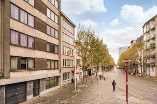 <p><span>Lichtrijk appartement met 2 slaapkamers centrale ligging Antwerpen </span></p><p><span>Dit </span><span>praktisch ingedeelde appartement met 2 slaapkamers</span><span> is gelegen op een </span><span>uitstekend bereikbare locatie in Antwerpen</span><span>, met </span><span>openbaar vervoer voor de deur</span><span> en op </span><span>wandelafstand van station Antwerpen-Centraal</span><span>, universiteiten, hogescholen en het historisch stadscentrum.</span></p><p><span>Bij het binnenkomen betreedt u de </span><span>inkomhal met ingebouwde maatkast/garderobe</span><span> en </span><span>gepantserde voordeur</span><span>, wat zorgt voor extra comfort en veiligheid. Vanuit de hal komt u in de </span><span>lichtrijke leefruimte</span><span>, die geniet van een aangename natuurlijke lichtinval.</span></p><p><span>De </span><span>centrale hal</span><span> biedt toegang tot de </span><span>badkamer</span><span>, de </span><span>twee slaapkamers</span><span> en de </span><span>volledig ingebouwde keuken</span><span>. Aansluitend aan de keuken bevindt zich een </span><span>afgesloten terras</span><span>, geschikt als extra bergruimte of compacte buitenruimte.</span></p><p><span>De </span><span>hoofdslaapkamer</span><span> is uitgerust met </span><span>inbouwkasten over een volledige wand</span><span>. De </span><span>tweede slaapkamer (± 8 m²)</span><span> is ideaal als kinder-, logeer- of bureauruimte. In de kelder is bovendien nog een </span><span>private berging</span><span> aanwezig.</span></p><p><span>Het appartement is afgewerkt met </span><span>laminaatvloeren in de leefruimtes en slaapkamers</span><span>, met </span><span>uitzondering van de keuken en badkamer</span><span>. Het pand wordt momenteel </span><span>verhuurd aan 900 per maand</span><span>, exclusief kosten. De </span><span>maandelijkse lasten bedragen 150</span><span> en omvatten onder andere </span><span>verwarming en water</span><span>, wat het geheel interessant maakt als </span><span>opbrengsteigendom</span><span>.</span></p><p><span>Het appartement verkeert in </span><span>goede algemene staat</span><span>, maar een </span><span>lichte opfrissing</span><span>, zoals fris schilderwerk, kan het geheel verder optimaliseren. Dankzij de </span><span>centrale stedelijke ligging</span><span> en de vlotte verbindingen is dit pand bijzonder geschikt voor </span><span>studenten, jonge starters of investeerders</span><span> die op zoek zijn naar een </span><span>betaalbaar appartement in Antwerpen</span><span> met degelijk verhuurpotentieel.</span></p>
