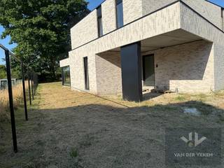 <u><strong>Ruime en volledig afgewerkte half open BEN-woning met 3 slaapkamers te bewonderen in het gezellige Kermt.</strong><br /><br /><strong>Afwerking zit in het voorziene budget (ook de tuin, terras en inrit!).</strong></u><br /><br /><u><strong>TROEVEN</strong></u><br />- Bijzonder energiezuinig <br />- Moderne architectuur en praktische indeling<br />- Voldoende parkeergelegenheid<br />- Kwalitatieve afwerking<br />- Terras en oprit aangelegd<br />- Goede bereikbaarheid<br /><br />Op de Diestersteenweg in Kermt, op slechts 10 minuutjes van het bruisende stadscentrum, vinden we dit mooi staaltje architectuur van architect Koen Laurijssens terug. Het betreft twee halfopen nieuwbouwwoningen, die van buitenaf gezien samen één mooi, modern geheel vormen.<br /> <br />Huisnummer 261A is de linkse woning: je beschikt over een bewoonbare oppervlakte van 176 m², een carport en een mooie tuin. Gelijkvloers komen we binnen via de inkomhal, waar een apart toilet voorzien is en je toegang hebt tot de technische bergruimte. De leefruimte werd ingedeeld met oog voor privacy en esthetiek: het zitgedeelte werd gecreëerd als een aparte hoek, maar is toch niet volledig afgesloten van de keuken en het eetgedeelte. In de leefkeuken, waar meer dan ruimte genoeg voorzien is voor een grote eettafel waar heel het gezin kan vertoeven, kan eveneens een bureau of extra opbergruimte (denk aan bijvoorbeeld mooie inbouwkasten) geplaatst worden. Met een prachtig uitzicht over je eigen achtertuin is het op de gelijkvloerse verdieping ultiem genieten van heerlijke momenten met het gezin. <br /><br />Via de trap bereik je de eerste verdieping, waar 3 volwaardige slaapkamers werden voorzien, evenals de badkamer en een tweede apart toilet. <br /><br />De keuken en badkamer kan momenteel nog zelf worden gekozen naar eigen smaak. Zo wordt uw huis een echte thuis!  <br /><br />De aanwezige voetweg (momenteel niet in gebruik) zal omheind worden.                                                      <br /><br />Interesse gewekt ? Laat gerust uw gegevens achter en Koen neemt zsm contact met u op.<br /> 