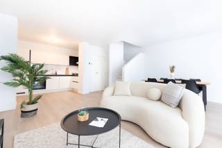 <span><strong>LAEKEN</strong></span> – situé en intérieur d' ilot, nous vous présentons ce splendide duplex 2 chambres de ± 102m² avec belle terrasse orientée Sud-Ouest. Appartement "FUTUR PROOF" répondant aux normes énergétiques d’aujourd’hui. Au 1e étage, grand living avec cuisine super équipée et WC. À l’étage, 2 grandes chambres (± 12m² &amp; 15m²), grande buanderie, salle de bains et WC séparé. Appartement disponible à l’acte avec garantie décennale. Estimation des charges ± 75 €/mois. PEB : B+. Estimation RC : € 1.600. Vendu sous droits d’enregistrements et TVA 21%. Cave (€ 3.000). Parking optionnel (€ 25.000). Visitez maintenant en exclusivité avec Trevi Immo Neuf !