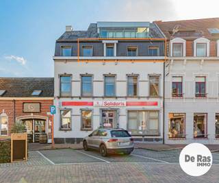 <strong>EERSTE BEZOEKDAG WOENSDAG 28/10/2026 VANAF 14U (enkel op afspraak!!) <br />HERZELE CENTRUM – Gerenoveerd appartement met twee slaapkamers, pal op de Markt van Herzele! </strong><br /><br />Wie zoekt naar een appartement met A-locatie, is dit de ideale eigendom. Deze eigendom is gelegen pal in het centrum van Herzele met op wandelafstand van verschillende retail- en detailzaken, horeca, scholen, openbare diensten, openbaar vervoer, medische beroepen en in directe nabijheid van alle invalswegen. De geschikte woonst voor degene die zoekt naar een centrumligging, starterswoning of een interessante opbrengsteigendom met een mooi (potentieel) huurrendement! <br /><br />Het appartement beschikt over een inkomhal met vestiaire, ruime woonkamer met aansluitend open keuken (compleet geïnstalleerd), nachthal, gastentoilet, twee slaapkamers, badkamer en praktische berging/wasplaats. Achterliggend terras is toegankelijk via slaapkamer en biedt u de nodige privacy, wat het hier aangenaam vertoeven maakt. <br />Alle comfort en voorzieningen aanwezig, technische installaties zijn volledig conform en gunstig EPC (B-label) wat resulteert in laag energieverbruik. De aanwezigheid van een lift is niet te verwaarlozen. Zorgeloos parkeren op De Groenlaan, is hierbij een extra troef. <br /><br />Info en bezoek: 053/60.65.60.<br />Epc: 109kWh/m².<br />De vermelde prijs is een richtprijs. Na ontvangst van de biedingen zal de verkoper beslissen of hij/zij de eigendom verkoopt aan het beste bod. De richtprijs is aldus niet bindend voor de verkoper. Voor meer info kunt u ons contacteren of het reglement raadplegen op onze website.