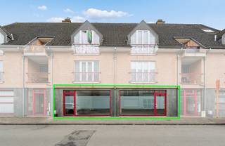 +++ Handelsruimte Muilenstraat 1, Liedekerke +++<br />
<p><span>Deze veelzijdige handelsruimte met een oppervlakte van </span><strong><span>120 m²</span></strong><span> is ideaal voor wie op zoek is naar een geschikte locatie voor een </span><strong><span>winkel, kantoor of commerciële activiteit</span></strong><span>. </span><span>De ruimte omvat een ruime winkel-/kantoorruimte, een </span><strong><span>afzonderlijke keuken</span></strong><span> die door een wand van de hoofdruimte is afgescheiden, en </span><strong><span>twee toiletten</span></strong><span>. </span><span>Dankzij de gunstige ligging geniet het pand van een uitstekende bereikbaarheid. Het </span><strong><span>station bevindt zich op wandelafstand</span></strong><span> en de </span><strong><span>E40 is bereikbaar in slechts 5 minuten. </span></strong>Interesse of wenst u een bezoek in te plannen? <span>Neem contact op via </span><strong><span>0478 05 90 69</span></strong><span> of </span><strong><span>info@immoteam.be</span></strong><span>.</span></p>