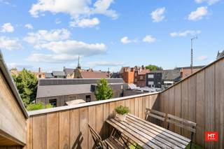 Op minder dan 100m van Vandepeereboomplein ofwel "De Leet" treffen we dit instapklaar appartement. Het bevindt zich op de tweede verdieping (geen lift) en is ideaal voor een investeerder, alleenstaande, koppel, ... . In onderstaande vind je de indeling alsook enkele interessante weetjes. <br /><br /><strong>Indeling van het pand </strong>
<ul>
	<li>Inkomhal (4 m²) met apart toilet, lichtrijke woonkamer (14 m²), volledig uitgeruste keuken (12 m² - vaatwasser, oven, kookplaat, dampkap, koelkast met vriesvak, enkelvoudige spoelbak) - aansluitend terras (5 m²) met mooi uitzicht. </li>
	<li>Daarnaast hebben we 1 slaapkamer (11 m²), badkamer (5 m²) met douche en enkele lavabo en berging (2 m²). </li>
	<li>Er is ook nog een afgewerkte zolderruimte van 13 m². </li>
</ul>
<br /><strong>Kenmerken: </strong>

<ul>
	<li>Privatieve berging op het gelijkvloers voorzien van water en elektriciteit (2,4 m²)</li>
	<li>Gunstige locatie </li>
	<li>...</li>
</ul>
<br />Verhuurd voor € 650 per maand + € 50 gemeenschappelijke kosten<br /><br />Meer informatie of een vrijblijvend bezoek? <br />Contacteer Eden op <b>0470 43 78 21 </b> of mail <b>info@minthus.be</b>