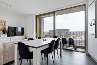 Op zoek naar een plek waar wonen meer betekent dan gewoon thuiskomen? Dit lichtrijke 2-kamer appartement combineert een doordachte indeling, warme materialen en een aangename, moderne sfeer.<br /><br />Dankzij de brede raampartijen geniet je hier van een open en luchtig gevoel, met volop natuurlijk licht doorheen de dag. Het westgericht terras vormt dé ideale plek om te ontspannen na het werk, te genieten van lange zomeravonden of simpelweg weg te dromen bij de ondergaande zon. Bovendien kijk je (binnenkort) uit op het nieuwe park, wat zorgt voor een groen en rustgevend uitzicht vlak bij huis.<br /><br />Als extra troef kan je gebruikmaken van diverse gemeenschappelijke faciliteiten zoals fitness, co-workingruimtes, gezellige lounges en ontmoetingsplekken. Hier woon je niet alleen comfortabel, maar maak je deel uit van een levendige community waar ontmoeten, ontspannen en verbinden centraal staan.<br /><br />Kortom: een stijlvolle en hedendaagse woonplek met licht, groen en comfort als absolute troeven, perfect voor wie modern wonen wil combineren met rust én dynamiek.<br /><br />EPC: 56kWh/m2<br />Momenteel verhuurd, dus ook al investering ideaal!<br /><br />Wg, Gvkr, Gvv, Gmo, Geen overstrominsgevoelig gebied