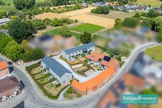Deze eigendom is gelegen in de dorpskern van het schilderachtige Rozebeke dat bekend staat om zijn beschermde dorpsgezicht en heel wat rustige wandelroutes doorheen het stiltegebied. <br /><br />Deze gesloten bebouwing omvat inkomhal met vestiaire ruimte, bezoekerstoilet, leefruimte met open keuken en aansluitend ruime berging. Het terras is voorzien van een groenscherm en is zuidgericht.  Bovenverdieping omvat 3 ruime slaapkamers en ingerichte badkamer met inloopdouche, dubbel lavabomeubel en toilet.  Zolderruimte toegankelijk via zolderluik, dienstig voor extra stockageruimte. In de prijs inbegrepen buitenberging en carport. <br /><br />Alles is afgewerkt met duurzame en energiezuinige materialen en bovendien zijn alle entiteiten met een geothermische warmtepomp uitgerust. <br /><br />Contacteer ons vandaag nog voor meer informatie over deze eigendom op het nummer 055/59 50 10 of email stefanie@vastgoedbrowaeys.be