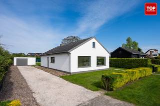 Deze instapklare woning (recent gerenoveerd) ligt in een rustige en aangename buurt. Zo bevindt de 'waterskiskiput' Robert Orlentvijver zich op een steenworp van de woning. Het centrum van De Pinte is op slechts 5 minuten rijden. Ruim scholenaanbod in de buurt. <br /><br />De woning heeft de volgende indeling: <br /><br />Deze charmante open bebouwing biedt het comfort van volledig gelijkvloers wonen, aangevuld met een ruime zolderverdieping (+/-39m²) die tal van extra mogelijkheden biedt.<br />Bij het betreden van de woning komt u in een ruime inkomhal met plaats voor vestiaire, opbergruimte en apart toilet. De lichtrijke leefruimte vormt het hart van de woning en geniet van een aangename natuurlijke lichtinval. Aansluitend bevindt zich de moderne, gerenoveerde keuken, licht en praktisch is ingericht. Bij de keuken is er een berging met aansluiting voor extra ijskast, wasmachine en droogkast.<br /><br />De woning beschikt over een hedendaagse badkamer. Verder zijn er twee ruime slaapkamers en een bijkomende kleinere kamer, ideaal als kinderkamer, bureau of hobbyruimte.<br /><br />Als extra troef is er de ruime zolderverdieping, die tal van mogelijkheden biedt voor wie extra kamers, een werkruimte of hobbyruimte wil creëren.<br /><br />Heel gezellige en leuke tuin om op zomerdagen en - avonden te genieten. <br /><br />Aparte garage, ideaal voor een auto of als extra opbergruimte. <br /><br />Contacteer Top Vastgoed voor meer info en een bezoek op 0475 700 700.