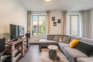 <h2><span>Modern en instapklaar 2 slaapkamer appartement in de Regattawijk met autostaanplaats</span></h2><p><span>Ontdek dit modern en instapklaar appartement, gelegen in de gegeerde Regattawijk op Linkeroever. Dit recente appartement combineert hedendaags wooncomfort met een uitstekende ligging, vlak bij het Galgenweel, de Middenvijver en tal van wandel- en fietsroutes.</span></p><p><span>Vanuit de ruime inkomhal bereikt u de verschillende ruimtes van het appartement. Aan het einde van de hal bevindt zich de lichtrijke leefruimte met een open, volledig uitgeruste keuken. Dankzij de grote raampartijen geniet u hier van een aangename natuurlijke lichtinval. Aansluitend bevindt zich het ruime terras, waar u in alle rust kan genieten van de buitenruimte.</span></p><p><span>Verder beschikt het appartement over twee volwaardige slaapkamers, een badkamer, een apart toilet en een praktische berging.</span></p><p><span>Extra troeven zijn de ondergrondse autostaanplaats en de gemeenschappelijke fietsenstalling, die zorgen voor extra comfort en gebruiksgemak.</span></p><p><span>De Regattawijk staat bekend om haar rustige en groene omgeving, terwijl u tegelijk geniet van een uitstekende bereikbaarheid. Het Galgenweel, de Middenvijver, winkels, openbaar vervoer en belangrijke invalswegen bevinden zich op korte afstand, waardoor dit appartement een ideale uitvalsbasis vormt voor wie comfortabel en centraal wil wonen.</span></p><p><span>Troeven</span></p><ul><li><span>Gelegen in de gegeerde Regattawijk </span></li><li><span>Instapklaar en modern appartement </span></li><li><span>2 volwaardige slaapkamers </span></li><li><span>Vloerverwarming</span></li><li><span>Ruim terras </span></li><li><span>Ondergrondse autostaanplaats </span></li><li><span>Gemeenschappelijke fietsenstalling </span></li><li><span>Vlak bij het Galgenweel en de Middenvijver </span></li><li><span>Vlotte verbinding naar Antwerpen-centrum en de autosnelwegen</span></li></ul>