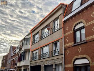 <h3>Rustig gelegen dakappartement met zonnig terras en garage!</h3>
<p>Op zoek naar rust, ruimte en privacy? Dit verzorgde appartement bevindt zich in een kleinschalig gebouw met slechts twee wooneenheden.</p>
<p>Met een bewoonbare oppervlakte van ca. 90 m² biedt het ruime appartement een inkomhal, een lichtrijke en ruime leefruimte, een volledig ingerichte keuken, twee ruime slaapkamers, een afzonderlijk toilet en een badkamer met lavabo en douche.</p>
<p>Aan de achtergevel bevindt zich een zonnig zuidgericht terras van 14 m² met praktische berging. Het terras is bereikbaar via de hal en biedt een aangename buitenruimte waar u in alle rust van de zon kunt genieten.</p>
<p>Het gebouw werd opgetrokken in 1965 met stevige betonvloeren en beschikt over een ruime en verzorgde traphal. Dankzij de kleinschaligheid van het gebouw, met slechts twee appartementen, geniet u hier van maximale rust en privacy.</p>
<p>Vrij bij akte.</p>
<p>Mogelijkheid tot aankoop van een uitzonderlijk ruime dubbele garage in het gebouw. Afmetingen: 3,30 m breed x 9,95 m diep, met een poort van 2,60 m hoog en 2,45 m breed.</p>
<p><strong>Troeven</strong></p>
<ul>
<li>Penthouse</li>
<li>Slechts 2 appartementen in het gebouw</li>
<li>Bewoonbare oppervlakte van ca. 90 m²</li>
<li>Ruime en zeer lichtrijke leefruimte</li>
<li>Volledig ingerichte nieuwe keuken</li>
<li>2 ruime slaapkamers</li>
<li>Zuidgericht terras van 14 m² met berging</li>
<li>Stevige constructie met betonvloeren</li>
<li>Brede en verzorgde traphal</li>
<li>Vrij bij akte</li>
<li>Incl. ruime dubbele garage in het gebouw. Ruime dubbele garage in het gebouw. Deze garage meet ca. 3,30 m breed en 9,95 m diep en beschikt over een poort van 2,45 m breed en 2,60 m hoog.</li>
</ul>