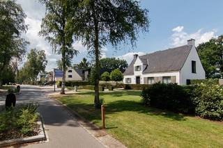 <p><strong>Prachtige, statige villa op een perceel van maar liefst 31 aren 43 centiaren in de groene omgeving 'Berkenveld', op fietsafstand van het Hasseltse stadscentrum! </strong><br /><br /><strong><u>TROEVEN</u></strong>: <br />- Rustige locatie in één van de meest geliefde Hasseltse buurten <br />- Exclusieve, luxueuze woonomgeving<br />- Goede verbinding naar Hasselt-centrum, Genk, Zonhoven, ... via invalswegen, de E313 en de E314 <br />- Op fietsafstand van natuurdomeinen Kiewit en Bokrijk <br />- Corda-campus op fietsafstand en slechts 2 minuten met de auto<br />- EPC label héél makkelijk te optimaliseren door extra dakisolatie, vraag gerust naar de simulaties! <br />- Elektriciteit conform gekeurd tot 2043 <br />- Minutieus onderhouden en afgewerkt met topmaterialen <br />- De woning werd gelijkvloers volledig voorzien op mindervaliden en/of ouderen<br />- Prachtig aangelegde tuin met automatisch beregeningssysteem<br />- Riant perceel van maar liefst 31 aren 43 centiaren <br />- Voldoende parkeergelegenheid rondom de woning en in de inpandige garage <br /><br /><strong>Locatie</strong> - Landelijke charme, hedendaags comfort en een praktische indeling komen perfect samen in deze instapklare villa. Het geheel werd met oog voor kwaliteit en detail afgewerkt en biedt royale leefruimtes die perfect aansluiten bij de wensen van een modern gezin.<br />De woning is gelegen op een perceel van ruim 31 aren in de exclusieve wijk Berkenveld, een groene en rustige buurt die bekendstaat om haar ruime percelen, statige villa’s en prachtige lanen. Hier woont u in alle privacy, omgeven door natuur, terwijl het centrum van Hasselt, de E313, E314 en de belangrijkste invalswegen zich op slechts enkele minuten van uw voordeur bevinden. De combinatie van rust, ruimte, bereikbaarheid en een kindvriendelijke woonomgeving maakt deze locatie tot één van de meest gegeerde op Hasselts grondgebied. Ook natuurliefhebbers halen hier hun hart op: behalve de groene buurt waarin u woont, bevinden ook natuurdomeinen Kiewit en Bokrijk zich op fietsafstand. Talloze mogelijkheden om heerlijk te genieten. <br /><br /><strong>Indeling</strong> - Het hart van de woning wordt gevormd door de sfeervolle leefruimtes, dankzij de riante woonkamer, de gezellige eethoek en de stijlvolle keuken, die naadloos in elkaar overvloeien. Van hieruit heb je een perfect zicht op zowel de voor- als de achtertuin. Verder is de woning praktisch ingedeeld, met gelijkvloers een ruime inkomhal, vestiaire, gastentoilet, technische ruimte en inpandige garage die parkeergelegenheid biedt voor 2 wagens. Eén van de grote troeven van de woning bevindt zich ook op de gelijkvloerse verdieping: een polyvalente ruimte, die momenteel dienstdoet als thuiswerkbureel, met aansluitend een wasplaats en een geïnstalleerde douche. Deze ruimte leent zich perfect voor een vrij beroep, als vierde slaapkamer of als extra leefruimte voor een inwonende ouder. Ook voor wie graag volledig gelijkvloers wenst te wonen, kijkt hier naar een instapklare opportuniteit. <br /><br />Op de verdieping bevinden zich drie volwaardige slaapkamers. De royale master bedroom beschikt over een stijlvolle doorloopdressing en een eigen badkamer, waardoor een luxueuze privésuite ontstaat. Daarnaast zijn er nog een ruime slaapkamer en een kinderkamer.<br /><br />Deze villa combineert de tijdloze uitstraling van een landelijke architectuur met een hoogwaardige afwerking, praktische indeling en hedendaags wooncomfort. Een instapklare gezinswoning waar ruimte, een aangename woonervaring en kwaliteit centraal staan, in één van de meest feeërieke omgevingen van Hasselt. <br /><br />Graag een bezoek aan deze unieke woonst? Laat uw gegevens achter en Koen contacteert u met veel plezier! </p>