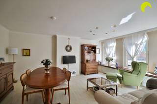 <p><span>Op zoek naar een verrassend ruime woonst met 2 ruime slaapkamers + een kleine kamer op een uitstekende locatie? </span></p><p><span>Deze goed onderhouden duplex bevindt zich in een levendige winkelstraat in Boom, op wandelafstand van winkels, scholen en openbaar vervoer en met een vlotte verbinding naar de belangrijkste invalswegen.</span></p><p><span> </span></p><p><span>Indeling:</span></p><p><span> </span></p><p><span>Het duplex appartement maakt deel uit van een kleinschalig gebouw en beschikt over een volledig private inkom met handige, ingemaakte vestiaire. </span></p><p><span>Op de eerste verdieping bevindt zich een aangename, lichtrijke woonkamer die aansluit op de keuken, uitgerust met voldoende kastruimte en toestellen. </span></p><p><span>Achteraan ligt de slaapkamer met aansluitende badkamer, voorzien van een ligbad. </span></p><p><span>Een apart toilet vervolledigt deze verdieping.</span></p><p><span>De bovenverdieping verrast met heel wat extra ruimte. Hier vinden we een bijzonder ruime kamer, een tweede kleinere kamer met ingemaakte kasten.</span></p><p><span>Ideaal als extra slaapkamer, bureau, hobbyruimte of dressing.</span></p><p><span>Verder is hier nog een ruime berging met aansluiting voor de wasmachine.</span></p><p><span>Tenslotte is er nog een kelder waar zich ook de meters bevinden.</span></p><p><span> </span></p><p><span>De troeven</span><span> op een rijtje:</span></p><p><span><br />- Ruime en praktisch ingedeelde duplex<br />- Kleinschalig gebouw met aparte private inkom en rustige kledingwinkel op het gelijkvloers<br />- Geen maandelijkse gemeenschappelijke kosten dankzij aparte meters<br />- Centrale ligging nabij winkels, scholen, openbaar vervoer en invalswegen</span></p><p><span> </span></p><p><span>EPC: 378 kWh/m² - D-label: géén renovatieplicht!</span></p><p><span>Waterinfo: P-score B - G-score B</span></p><p><span> </span></p><p><span>Voor meer info of een bezoek ter plaatse bel 03/449.42.41 of surf naar www.habicom.be </span></p><p><span>Benieuwd naar de waarde van jouw woning? Check het gratis op www.watismijnhuiswaard.be</span></p><p><span> </span></p>