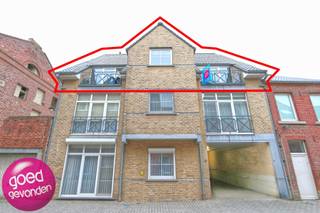 Mooi gelegen appartement op de 2de verdieping van residentie "Millennium". Op wandelafstand van het stadscentrum en de Grote Markt. Winkelcentra gelegen op 100m. In de onmiddellijke omgeving van scholen en openbaar vervoer. 

Dit goed onderhouden en recent appartement is volledig instapklaar.

De 100 m² woonoppervlakte werd verdeeld over een keuken, living, twee slaapkamers, badkamer, toilet, berging en op de hogere verdieping een zoldergedeelte. 

In mei 2011 kreeg het appartement een volledig nieuwe ingerichte keuken.

Verder beschikt het appartement eveneens over 3 terrassen waarvan 2 vooraan en 1 achteraan. 

Een autostaanplaats is inbegrepen !!