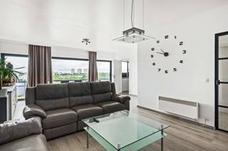 Op zoek naar een appartement met een uitstekende bereikbaarheid en alle voorzieningen binnen handbereik? Dan is dit verzorgd appartement aan de Lambrechtshoekenlaan 82 in Merksem zeker een bezoek waard. Dankzij de centrale ligging bevinden winkels, scholen, openbaar vervoer en belangrijke invalswegen zich in de directe nabijheid. Bovendien geniet u van een vlotte verbinding naar Antwerpen en de omliggende gemeenten, terwijl ook verschillende groen- en recreatiezones zich in de nabije omgeving bevinden.<br /><br />Het appartement is gelegen op de zesde verdieping van een jong gebouw (1993) dewelke beschikt over een lift.<br /><br />Bij het betreden van het appartement komt u terecht in de inkomhal die toegang geeft tot alle ruimtes. Via de lichtrijke leefruimte loopt u door naar de geïnstalleerde keuken. Deze is uitgerust met een inductiekookplaat, oven, dampkap, vaatwasser en koelkast. Naast de keuken is er een praktische technische berging voorzien.<br /><br />Verder beschikt het appartement over 2 slaapkamers (23 en 13 m²), een aparte toiletruimte en een verzorgde badkamer met ligbad met douchefunctie, dubbel lavabomeubel en aansluiting voor een wasmachine.<br /><br />Het zonnige terras van ca. 8 m² vormt een aangename buitenruimte waar u in alle rust kunt genieten.<br />Pluspunten:<br />+ Twee ruime slaapkamers<br />+ Ruim, zonnig terras<br />+ Voldoende berging<br />+ Gunstig epc / conforme elektriciteit<br />+ Privatieve autostaanplaats beschikbaar (verplicht aan te kopen voor € 20.000,00)<br />+ Instapklaar <br />+ Conforme elektrische keuring<br /><br /><br />Wenst u een bezoek ter plaatse? Contacteer ons op 03 337 50 70 of via info@vbvastgoed.be.