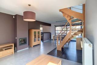 Villa moderne avec 3 chambres, bureau et garage située dans une rue calme à Everberg. Rez-de-chaussée : Hall d'entrée (4m²) avec toilettes...