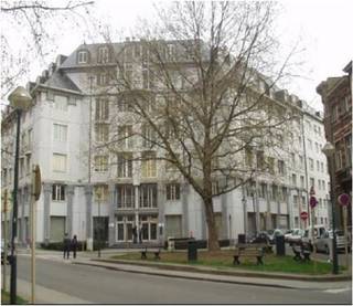 Kantoorgebouw van in totaal +/-3353m² te huur gesitueerd rond een rustgevende binnentuin vlakbij het Munthof. Deel van een complex met een...