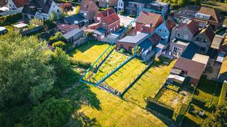 Halfopen bebouwing op 267 m² met :<br /><br />Gelijkvloers: <br />• inkom<br />• living<br />• eetplaats<br />• keuken met dubbele spoelbak, koelkast, oven<br />• ruimte om wasmachine te plaatsen<br />• toilet<br />• kelder<br />Verdiep: <br />• 3 slaapkamers<br />• badkamer met lavabo, zitbad, toilet<br />Zolder<br />Zuidoostelijke georiënteerde tuin<br />Ruime garage met elektrische poort en werkplaats <br /><br />Faciliteiten:<br />• PVC ramen met dubbele en hoog rendement beglazing<br />• 12cm minerale wol dakisolatie hellend dak + 18cm minerale wol zoldervloerisolatie <br />• verwarming op gaskachels<br />• houten ramen met enkele en dubbele beglazing en rolluiken op het gelijkvloers<br />• boorputwater<br />• sanitair warm water met elektrische boiler 50 liter<br /><br />EPC - label F : 576 kWh / (m² jaar) > renovatieplicht <br />Elektrische keuring : niet conform<br />Asbestattest: niet asbestveilig : <br />• 1 asbestmateriaal dringend te verwijderen : asbestplaat<br />• 1 asbestmateriaal te verwijderen : muurdekstenen plat dak<br />• 2 asbestmaterialen zorgvuldig te beheren : bakeliet en elektronica toepassingen, mastiek/silicone schrijnwerk-metselwerk<br /><br />Prijs € 249.000<br /><br />Meer info ? 📞 +32 486 20 67 65 📧 katleen@zakenkantoor-roels.be 🌐 www.zakenkantoor-roels.be.
