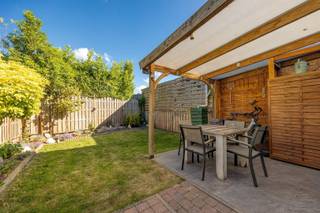 <h3><span>Maison jumelée prête à être emménagée au cœur de Kapellen</span></h3><p><span>Vous êtes à la recherche d'une maison énergétiquement efficace et bien entretenue dans un endroit central mais calme ? Cette maison mitoyenne de 152 m² prête à être louée est située dans une rue agréable du centre du village de Kapellen. Vous vivez ici avec tout le confort, à quelques pas des magasins, des transports publics, des écoles et des services.</span></p><h4><span>Caractéristiques de cette propriété</span></h4><ul><li><span>Situation calme dans le centre, proche de tout</span></li><li><span>Espace de vie ouvert de 46 m² avec véranda et cuisine moderne</span></li><li><span>3 chambres à coucher, dont une est actuellement utilisée comme dressing</span></li><li><span>Toiture, électricité et chaudière à condensation (Vaillant) rénovées</span></li><li><span>11 panneaux solaires</span><span> avec certificats verts (€</span> 860/an<span> )</span></li><li><span>Espace extérieur agréable avec terrasse couverte</span></li><li><span>Cave pour un espace de stockage supplémentaire</span></li><li><span>Garage à louer à proximité</span><span> (€85/mois)</span></li></ul><h4><span>Plan d'accès</span></h4><p><span>Vous entrez dans la propriété par une entrée latérale avec un hall d'entrée, un vestiaire et des toilettes séparées pour les invités. L'espace de vie avec la cuisine ouverte et la véranda forme une unité ouverte d'environ 46 m², donnant sur le jardin. A l'arrière se trouve une buanderie pratique.</span></p><p><span>Sur la mezzanine se trouvent deux chambres (11 et 8 m²), dont l'une est équipée d'un dressing avec double lavabo. Le premier étage offre une chambre spacieuse (17 m²) et une salle de bains moderne avec cabine de douche, double lavabo, sèche-serviettes et toilettes.</span></p><p><span>A l'extérieur, vous bénéficiez d'un patio d'environ 95 m² qui ne nécessite que peu d'entretien, avec une agréable terrasse couverte. Idéal pour une soirée tranquille ou un barbecue agréable entre amis.</span></p><p><span>Tout ce dont vous avez besoin, sans soucis. Un logement clé en main et économe en énergie dans un emplacement de choix.</span></p><p><span>Intéressé(e) ? Prenez rendez-vous pour une visite.<br />03 646 66 55 | christophe@sinjoor.be</span></p>