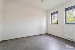 Dit energiezuinig appartement biedt een lichtrijke leefruimte met open keuken en uitzicht op de speeltuin en het omliggende groen, een slaapkamer van 12,5 m² en een volledig uitgeruste badkamer met douche.
In de inkomhal zorgen ingebouwde kasten voor extra opbergruimte. Ideaal voor wie rustig en comfortabel wil wonen met alle voorzieningen binnen handbereik.
Ideaal voor wie rustig, comfortabel én duurzaam wil wonen.