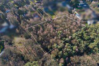 Deze grond is vooraan 15m breed; de te bouwen alleenstaande woning kan dus 9m breed zijn (diepte van maximum 17m).Achteraan deint het perceel uit...