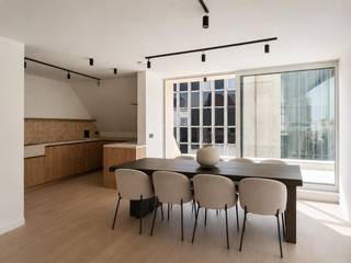 Fenomenale Duplex/penthouse met schitterend zonneterras terras, 2 slaapkamers en een hoogwaardige afwerking, gelegen op wandelafstand van de Zeedijk en het strand.<br />Ontdek deze prachtige, instapklare duplex waar comfort, ruimte en kwaliteit centraal staan. Gelegen op een gunstige locatie biedt deze woning alles wat u zoekt voor modern en zorgeloos wonen.<br />Bij het betreden van het appartement wordt u verwelkomd in een lichtrijke leefruimte met een elegante afwerking en oog voor detail. De open, volledig uitgeruste keuken sluit naadloos aan op de eet- en zithoek, ideaal voor gezellige avonden en het ontvangen van gasten.<br />Het appartement beschikt over twee slaapkamers, waarvan 1 op het woongedeelte en de tweede op de bovenste verdieping met een bijhorende badkamer, perfect voor een gezin, of als tweedeverblijf. De badkamer met inloopdouche en ligbad is stijlvol ingericht met kwalitatieve materialen en voorzien van alle hedendaagse comfort.<br />Een absolute troef is het ruime terras waar u in alle rust kunt genieten van het buitenleven.<br />Troeven:<br />2 ruime slaapkamers<br />Hoogwaardige en duurzame afwerking<br />Lichtrijke leefruimte<br />Volledig uitgeruste keuken<br />Modern ingerichte badkamer<br />Aangenaam terras<br />Instapklaar<br />Energiezuinig<br />Dit appartement combineert luxe en functionaliteit op een uitstekende locatie. Ideaal voor wie op zoek is naar een kwaliteitsvolle woonst zonder zorgen.<br />Interesse? Neem vandaag nog contact op voor meer informatie of een bezichtiging!