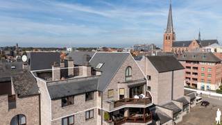 <strong>Ruim en lichtrijk duplex appartement van ca. 200 m² met 2 slaapkamers, 2 badkamers én schitterende terrassen, gelegen op de 4e verdieping in residentie "Het Victoriepark". Deze residentie ligt verscholen rondom een aangename en rustige binnenplaats, en bevindt zich in het Turnhoutse stadscentrum waardoor alle voorzieningen (bushalte, station, winkelstraat, grootwarenhuis, bakkers, slagers, ...) op wandelafstand liggen. Zeer gunstige EPC-score van 183 kWh/m²/jaar (energielabel B). <br /><br /></strong><span>Indeling van het appartement:</span> U betreedt het appartement via een inkomhal met vestiairekast en toegang tot de verschillende leefruimtes. De lichtrijke woonkamer wordt gekenmerkt door een warme parketvloer, veel ingemaakte kasten en extra daglicht dankzij de prachtige loodglazen lichtkoepel. Dankzij de screens en zonneluifel kan het comfort het hele jaar door optimaal behouden blijven. Vanuit de woonkamer heeft u toegang tot een aangenaam terras.<br /><br />Aansluitend bevindt zich de aparte keuken, uitgerust met Miele-toestellen waaronder een oven, vaatwasser, keramische kookplaat met dampkap en koelkast. De keuken beschikt bovendien over een praktische voorraadberging. Verder is er een aparte technische berging voorzien met aansluitingen voor wasmachine en droogkast.<br /><br />Het appartement beschikt verder over een apart gastentoilet en tal van praktische opbergmogelijkheden dankzij de vele ingemaakte kasten die doorheen de woning aanwezig zijn.<br /><br />De ruime hoofdslaapkamer vormt een volwaardige master suite en beschikt over een ensuite dressing met geïntegreerde bureauruimte en een badkamer met douche, ligbad, toilet en dubbele wastafel.<br /><br />Op de verdieping bevindt zich een tweede ruime slaapkamer met eigen keukentje, een aparte badkamer met douche en toilet en een riant terras. Daarnaast is er nog een praktische zolderberging aanwezig. <br /><br /><span>Bijzonderheden:</span> <br /><span>- Centrale verwarming op aardgas (HR-top ketel, Junkers)<br />- Gunstige EPC-score van 183 kWh/m²/jaar (label B)<br />- Lift aanwezig<br />- Riant dakterras <br />- Screens en zonneluifel aanwezig <br />- Maandelijkse lasten: €178 /maand (incl. blokpolis)<br /><br /></span>