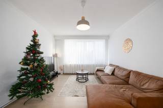 <p><span><strong>Instapklaar en Gerenoveerd Appartement met 2 Slaapkamers nabij het Centrum van Antwerpen</strong></span></p><p> </p><p><span>In een verzorgd, kleinschalig gebouw met slechts drie wooneenheden, vind je dit lichtrijk en instapklaar appartement op de tweede verdieping. De woning werd grondig gerenoveerd en is ideaal voor wie op zoek is naar een investering of een eerste woning zonder renovatiezorgen.</span></p><p><span>Je komt binnen in de gezellige leefruimte met laminaatvloer, die aansluit op de volledig geïnstalleerde keuken. Verder zijn er twee comfortabele slaapkamers en een moderne badkamer met inloopdouche en toilet.</span></p><p><br /><span>Het appartement bevindt zich op een toplocatie vlakbij het centrum van Antwerpen. Openbaar vervoer is bijzonder vlot: de tramhalte ligt pal voor de deur. Ook winkels, scholen en invalswegen zijn in de onmiddellijke omgeving aanwezig, wat het zowel voor eigen bewoning als verhuur erg interessant maakt.</span></p><p> </p><p><span><strong>TROEVEN</strong></span></p><p><span>+ Kleinschalig en rustig gebouw</span></p><p><span>+ Instapklaar en volledig gerenoveerd</span></p><p><span>+ 2 volwaardige slaapkamers</span></p><p><span>+ Geïnstalleerde keuken en moderne badkamer</span></p><p><span>+ Tramhalte voor de deur</span></p><p><span>+ Interessant als opbrengsteigendom</span></p><br /><p><span>Stedenbouwkundig uittreksel in aanvraag.</span></p>