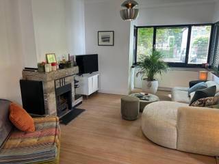 Deze prachtige woning bevindt zich in een rustige straat, vlakbij het centrum van Brasschaat. Bij binnenkomst vinden we een ruime inkomhal met gastentoilet. De zonnige woonkamer met open haard geeft achteraan toegang tot een ruime bureau/hobbykamer die toegang geeft tot het prachtige terras met tuin. . Er is een volledig ingerichte keuken (afwasmachine, ijskast, diepvries,... met 2 aparte praktische bergingen. De woning is tevens voorzien van een dubbele garage met oprit en een droge en ruime kelder. Op de 1ste verdieping vinden we 2 grote slaapkamers met TV-aansluiting en de prachtige recente badkamer met ligbad, aparte douche, toilet en wastafel. De woning is tevens voorzien van airco en nodigt uit tot rustig wonen in hartje Brasschaat.