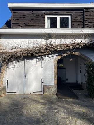 <p><span>Veel renovatiepotentieel in ruime rustig gelegen familiewoning midden in het groen!</span></p><p><span>Ideaal gelegen in een rustige, residentiële wijk op de grens van Schilde en Zoersel, met een goede bereikbaarheid en nabijheid van scholen, winkels en openbaar vervoer.  </span></p><p><span>Deze vrijstaande karaktervolle familie-woning op een perceel van 2500m² met zes slaapkamers en heel wat mogelijkheden aanpasbaar naar uw persoonlijke stijl en wensen is aan een hedendaagse renovatie toe. </span></p><p><span>De ruime inkomhal (16m²) met houten trap en gastentoilet geeft toegang tot de living en de keuken. </span></p><p><span>De grote leefruimte (67m²) met veel ramen en natuurlijk daglicht, alsook een centrale schouw met open gashaard waardoor een gezellige warmte kan gecreëerd worden. </span></p><p><span>Achterliggend heb je aansluitend een polyvalente ruimte en bergplaats met directe toegang tot de tuin en het terras. </span></p><p><span>Naastgelegen, de keuken met ontbijthoek (30m²) en directe doorgangen naar de tuin en garage. Het huis is uitgerust met een inpandige garage, een tweede aangebouwde garage en een serrekamer.</span></p><p><span>Op de eerste verdieping bevinden zich ter hoogte van de eerste nachthal met kastenwand drie ruime slaapkamers (23m², 16m² en 12m²) en een badkamer (18m²) met dubbel lavabomeubel, bad, douche en toilet. </span></p><p><span>Vervolgens werd in een aansluitende polyvalente ruimte van 50 m² een tweede nachthal, drie slaapkamers en een tweede badkamer gerealiseerd.</span></p><p><span>Een verdieping hoger, bereikt men een opbergzolder via een luik. </span></p><p><span>In de grote tuin met terras, tuinhuis en uitgebouwd met een zwembad dat vanaf de jaren '70 in gebruik werd genomen, is het genieten van een groene omgeving. Achteraan in de tuin was er destijds een tennisveld dat nu begroeid is.</span></p><p><span>Mits aanpassing- en modernisering werken kan je hier uw eigen pareltje van maken, een woning met mogelijkheden en verrassende mooie ruimten.  </span></p><p><span>Bijzonderheden: zeer centraal, rustig gelegen, ruimtelijk ingedeeld, grote groene tuin.</span></p><p><span>Neem contact op voor meer informatie of een bezichtiging! <span>www.buytaertimmo.be</span></span></p><p><span> </span></p>