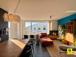 <p><span>Bemeubeld charmant 1-slaapkamerappartement in groene buurt op toplocatie</span></p><p><span>Dit 1-slaapkamerappartement bevind zich in de groene omgeving van het Brialmontpark en het buurtpark De Veldekens in Berchem vlakbij verschillende invalswegen.</span></p><p><span>Met verschillende winkels, horecagelenheden en openbaar vervoer op wandelafstand, is de ligging ideaal.</span></p><p><span> </span></p><p><span>U betreedt het appartement via de inkomhal waar dat een apart toilet aanwezig is.</span></p><p><span> </span></p><p><span>Leefruimte en keuken</span></p><p><span>In de leefruimte word u ontvangen in een lichtrijke omgeving met dank aan de grote ramen die zich over de gehele ruimte strekken.</span></p><p><span>De open keuken zorgt voor een naadloze overgang van leefruimte naar keuken.<br />De keuken is voorzien van een oven, microgolfoven en inductie kookplaat, koelkast en aparte vriezer.</span></p><p><span>Verder is er nog een handige berging voorzien waar er een wasmachine en droger beschikbaar is.</span></p><p><span> </span></p><p><span>Slaapkamer en badkamer</span></p><p><span>De leefruimte loopt via een smallere gang over in de slaapkamer.</span></p><p><span>Dit zorgt voor een vergroot en open gevoel.</span></p><p><span>De slaapkamer heeft een directe toegang tot het gezellige terras.<br />De badkamer is te bereiken via de deur in de slaapkamer.</span></p><p><span>Deze is voorzien van een enkele wasbak en een ligbad met douchevoorziening.</span></p><p><span> </span></p><p><span>Terras en ondergrondse autostaanplaats, kelder</span></p><p><span>Het terras is te bereiken van zowel de leefruimte als de slaapkamer en is O geörienteerd.</span></p><p><span>Ze strekt over de gehele breedte van het appartement.</span></p><p><span>Dit is de ideale plek om na een lange dag even tot rust te komen.<br />Het appartement beschikt ook over een ondergrondse staanplaats, niet verplicht voor mee te huren!</span></p><p><span> </span></p><p><span>Huurprijs en beschikbaarheid</span></p><p><span>Huurprijs: €1.050,00 / maand</span></p><p><span>Maandelijkse kosten: €110,00/ maand - verbruik en onderhoud gemeenschappelijke delen + centrale verwarming en water</span></p><p><span>Ondergrondse autostaanplaats: €50,00 / maand (niet verplicht)</span></p><p><span>BEschikbaar: Onmiddellijk</span></p><p><span> </span></p>
