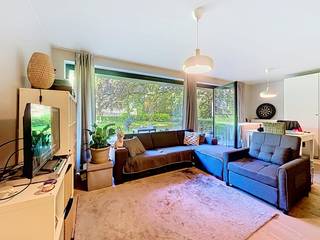 LIGGING:<br /><br />Dit appartement geniet een uiterst centrale ligging en bevindt zich toch in het groen! "Park Van Damme" werd ontworpen met oog voor de integratie van het unieke park waar het appartement zich bevindt. Het centrum van Eeklo is op wandel/fietsafstand. Tevens geniet u van uitstekende verbindingen met de snelwegen. <br /><br />INDELING: <br /><br />Hal - leefruimte - keuken voorzien van de noodzakelijke apparaten - toilet - berging - 1 slaapkamer - badkamer met inloopdouche - terras - tuin- autostaanplaats<br /><br />EXTRA INFO:<br /><br />Deze eigendom is beschikbaar vanaf 01/10/2026.<br />In de huurprijs is er een autostaanplaats voorzien.<br />Het appartement is volledig geschilderd en instapklaar. <br />De verwarming is voorzien op basis van aardgas via radiatoren.<br /><br />BEZOEKAANVRAAG:<br /><br />Interesse om dit appartement te bezoeken? Vraag dan zeker je bezoek aan via MijnHuurprofiel via UITSLUITEND de website van Dewaele!