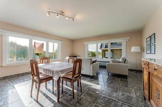 <strong>Oostduinkerke: hoekappartement met twee slaapkamers en veel natuurlijke lichtinval te koop.</strong><br /><br />Instapklaar hoekappartement met twee slaapkamers, ideaal voor wie comfort en kwaliteit zoekt. Dankzij de vele raampartijen geniet u van een overvloed aan natuurlijk licht. De energiezuinige EPC-score C en de conforme elektriciteitskeuring bieden extra gemoedsrust. Gelegen op een gunstige locatie met vlotte verbindingen naar winkels en openbaar vervoer. Een unieke kans om zorgeloos te wonen of te investeren!<br /><br /><strong>Indeling:</strong><br />Gelijkvloers: inkomhal, badkamer met toilet, twee slaapkamers, leefruimte met toegang tot de keuken.<br /><br /><strong>Troeven:</strong>
<ul><li>Veel natuurlijk lichtinval.</li><li>EPC Ben conforme elektriciteit.</li><li>Inclusief een kelder.</li></ul>
Meer informatie? Contacteer Arne Dewitte via 058 53 37 40.