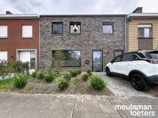 Ruime nieuwbouwwoning op zeer rustige locatie nabij de warandeputten te Moerbrugge.<br /><br />Bij het betreden van de woning is een ruime inkomhal met gastentoilet (inclusief lavabo) gelegen.<br /><br />Vanuit de inkomhal is de lichtrijke leefruimte toegankelijk met volledig ingerichte open keuken met eiland (voorzien van inductiekookplaat, dampkap, enkele spoelbak, warme luchtoven, microgolfoven, koelkast en aansluiting voor een vaatwasmachine).<br /><br />Aansluitend aan de leefruimte zijn de wasplaats (met plaats voor wasmachine en droogkast) en de koele berging gelegen.<br /><br />Op de eerste verdieping bevinden zich de ruime nachthal, drie ruime tweepersoonskamers, een apart toilet, een badkamer met ligbad, douche en dubbele wastafel en een technische ruimte <br /><br />Via een uitschuifbare trap is de zeer ruime zolder toegankelijk.<br /><br />Vervolgens beschikt de woning over een privatieve fietsendoorgang naast de woning.<br />Deze doorgang loopt tot in de tuin waar de ruime buitenberging met elektriciteit gelegen is.<br /><br />Verder werd de woning uitgerust met 10 zonnepanelen, en worden de technische ruimtes, buitenberging, fietsendoorgang en badkamer voorzien van lichtarmaturen.<br /><br />Daarnaast is één privatieve parkplaats inbegrepen in de prijs.<br /><br />Tot slot wordt de woning volledig geschilderd.<br /><br />EPC in opmaak.<br /><br />Meer info op kantoor! <br />