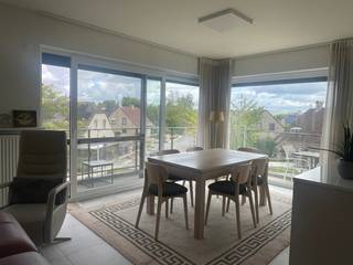 Een recent (BJ: 2017) en vooral perfect onderhouden en afgewerkt appartement in een rustige residentie. Het appartement is gelegen op de 2de verdieping (met lift) en omvat een inkomhal, apart toilet, 2 volwaardige slaapkamers, berging/wasplaats en een badkamer. De leefruimte omvat naast de woon-en eetkamer een volledig ingerichte open keuken, is voorzien van grote raampartijen rondom en geeft uit op een aangenaam hoekterras.  Een ruime autostaanplaats is ter beschikking beneden net als een ruime kelderberging. Huurprijs: 875 €/maand + 75 € syndickosten: 950 € in totaal. Beschikbaar uiterlijk 1 november 2026.