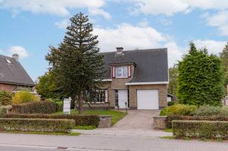 Aangename, zonnige villa met prachtige tuin te Zomergem.Deze woning is (deels) te renoveren maar beschikt over een heel degelijke basis en structuur...