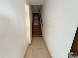 <h3><span>Duplex appartement met 2 slaapkamers, 2 terrassen en tuinzicht te huur in Maasmechelen</span></h3><p><span>Bent u op zoek naar een ruim en instapklaar appartement op een centrale locatie? Dan is dit duplex appartement zeker een bezoek waard. Dankzij de praktische indeling, twee terrassen en het uitzicht op de gemeenschappelijke tuin geniet u hier van comfortabel wonen op een uitstekende ligging.</span></p><p><span>Via een private inkomhal bereikt u de eerste verdieping. Hier bevindt zich de ruime en lichtrijke woonkamer met voldoende plaats voor een gezellige zithoek en een eethoek. Het grote raampartij biedt een aangenaam zicht op het zuidgericht terras en de gemeenschappelijke tuin.</span></p><p><span>De moderne keuken is volledig uitgerust met een inductiekookplaat met geïntegreerde afzuiging, oven, koelkast en vaatwasser. Aansluitend bevindt zich de eetkamer met toegang tot een tweede terras aan de voorzijde van het gebouw. Naast de keuken is er een praktische berging voorzien met aansluitingen voor een wasmachine en droogkast.</span></p><p><span>Verder beschikt deze verdieping over een gastentoilet en de trap naar de bovenverdieping.</span></p><p><span>Op de tweede verdieping bevinden zich twee ruime slaapkamers. Eén van de slaapkamers heeft bovendien toegang tot een privatief terras aan de voorzijde. De badkamer is uitgerust met een ligbad met douchevoorziening, toilet en badkamermeubel.</span></p><h3><span>Troeven</span></h3><ul><li><span>Centrale ligging in Maasmechelen </span></li><li><span>Duplex appartement met private inkom </span></li><li><span>2 ruime slaapkamers </span></li><li><span>2 terrassen </span></li><li><span>Uitzicht op de gemeenschappelijke tuin </span></li><li><span>Volledig uitgeruste keuken </span></li><li><span>Praktische berging </span></li><li><span>Huisdieren bespreekbaar </span></li></ul><h3><span>Huurvoorwaarden</span></h3><p><span>Huurprijs: €1100 per maand + 60/provisie per maand </span></p><p><span>Beschikbaarheid: 01/07/2026</span></p><p><span>Verwarming: aardgas </span></p><p><span>EPC: 175 kWh/m² jaar</span></p>