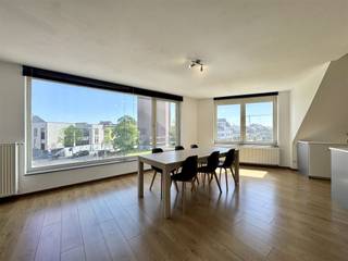 <p>Ontdek dit uitzonderlijk ruime en lichtrijke appartement van maar liefst 119 m², waar comfort en functionaliteit hand in hand gaan. Dankzij de doordachte indeling en kwalitatieve afwerking is dit de ideale woonplek voor wie houdt van ruimte, licht en een centrale ligging.</p><p>Het appartement beschikt over een royale woonkamer met veel lichtinval, die naadloos overgaat in een open, volledig uitgeruste keuken. De badkamer is voorzien van een douche en toilet, en daarnaast is er een praktische en ruime berging aanwezig. Het appartement beschikt momenteel over 1 slaapkamer, maar wordt indien gewenst door de eigenaar opgedeeld in twee slaapkamers van 13 m². Vanuit de slaapkamer heeft u directe toegang tot het aansluitende zonneterras, waar je in alle rust kan genieten van de buitenlucht. Bovendien is het appartement perfect strategisch gelegen in het hartje van Willebroek, met alle voorzieningen binnen handbereik. Als extra troef bevindt het zich in een kleinschalig gebouw met slechts drie eenheden, wat zorgt voor zeer lage maandelijkse lasten.</p><p>Dit appartement combineert een royale oppervlakte met een topligging en lage kosten, wat het een unieke opportuniteit maakt voor zowel eigen bewoning als investering. Een bezoek zal je meteen overtuigen van de charme en het potentieel.</p>