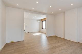 Te renoveren haflopen bebouwing met 3 slaapkamers op een perceel van 13a77ca, gelegen aan de Molemstraat nabij het centrum van Lummen. De woning is centraal gelegen en combineert rust met een uitstekende bereikbaarheid van voorzieningen zoals scholen, winkels en snelwegen. Bovendien is er een vlotte verbinding naar het centrum van Lummen, zowel via fietspaden als de autosnelweg, wat zorgt voor een aangenaam wooncomfort. Bewoonbare opp. 147m².<br /><br />INDELING: GELIJKVLOERS: Inkomhal; Keuken; Woon-en eetkamer; Badkamer; Garagebox.<br />EERSTE VERDIEP: 3 slaapkamers; toegang tot de zolder.<br />TUIN: Ruime oprit, binnenplaats en prachtige grote tuin, volledig omheind en voorzien van een tuinberging.<br /><br />TROEVEN:<br />•Bij de aankoop van een enige eigen ‘bescheiden’ woning kan u, genieten van het verlaagd tarief van 2%<br />•Verschillende mogelijkheden voor renovatie <br />•Recente boiler <br />•Het dak werd reeds geïsoleerd <br />•Deels dubbel glas, handmatige rolluiken<br />•Ruime oprit + garagebox.<br /><br />EPC-label E met een score van 407 kWh/m². Renovatieverplichting.<br />CV op gas. <br />Bestuursmaatregelen in het maatregelenregister: nee<br /><br />Kortom, deze woning is een unieke kans voor wie op zoek is naar een renovatieproject met veel mogelijkheden, een prachtige tuin en een centrale ligging. <br /><br />Voor meer info of bezichtiging bel Jeff op 0472/04.26.49 of 011 22 19 17. Bekijkt u deze advertentie via een aanverwante vastgoedsite, surf dan zeker naar onze website www.limburgsvastgoed.be voor een uitgebreide omschrijving en foto’s.