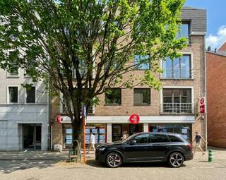 Dit mooie, instapklare appartement is ideaal voor wie op zoek is naar comfortabel en energiezuinig wonen op een gunstige locatie, op korte afstand van het stadscentrum. Dankzij het gunstige EPC-label B geniet je van een aangenaam wooncomfort en een energiezuinige woning.<br /><br />Met een bewoonbare oppervlakte van 91 m², twee slaapkamers en een praktische indeling biedt dit appartement alle ruimte om je meteen thuis te voelen. Bovendien is er optioneel een autostaanplaats beschikbaar, wat zorgt voor extra comfort.<br /><br />Indeling:<br /><br />Verdiep +1: <br />- Inkomhal<br />- Ruime woonkamer<br />- Open keuken<br />- Slaapkamer 1<br />- Slaapkamer 2<br />- Praktische berging<br />- Apart gastentoilet<br /><br />Algemeen:<br />- EPC-label B<br />- Bewoonbare oppervlakte: 91 m²<br />- Gemeenschappelijke kosten: 40,00 euro/maand<br />- Autostaanplaats: 45,00 euro/maand (optioneel bij te huren)<br /><br />Interesse in dit appartement?<br /><br />De snelste manier om een bezoek in te plannen, is via de roze knop op onze website (www.dewaele.com).<br /><br />Telefonisch kunnen er geen afspraken voor bezichtigingen gemaakt worden.<br /><br />Tot binnenkort!