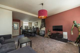 Charmante woning met drie slaapkamers en gezellige tuin te Willebroek centrum!<br /><br />Deze charmante woning biedt tal van mogelijkheden voor wie op zoek is naar een gezellige gezinswoning die men volledig naar eigen smaak kan renoveren en inrichten.<br /><br />Via de inkomhal betreedt men de woonkamer die aansluit op de keuken achteraan de woning. Op het gelijkvloers bevindt zich eveneens een apart toilet en een badkamer uitgerust met een lavabo, ligbad en aansluitingen voor wasmachine en droogkast.<br /><br />Verder beschikt de woning over een polyvalente ruimte/atelier van ca. 13 m², ideaal als hobbyruimte, werkatelier of extra bergruimte. Via deze ruimte heeft men toegang tot de gezellige achtertuin.<br /><br />De tuin van ca. 53 m² vormt een aangename buitenruimte om tot rust te komen en beschikt bovendien over een praktisch tuinhuis van ca. 9 m².<br /><br />Op de eerste verdieping bevinden zich twee slaapkamers (16 m² - 14 m²) en een ruime derde slaapkamer (16 m²).<br /><br />Dankzij de solide basis, de praktische indeling en de leuke buitenruimte vormt deze woning een uitstekende opportuniteit voor jonge gezinnen die op zoek zijn naar een woning met potentieel op een gunstige ligging in het centrum van Willebroek.<br /><br />142m² bewoonbare oppervlakte (cfr EPC).<br /><br />Renovatieverplichting van toepassing (renovatie naar minimaal label D binnen 6 jaar na aankoop).<br /><br />Wenst u een bezoek of meer informatie? Dan kan u ons steeds contacteren via info@dvarealestate.be of via 03/297.00.00.