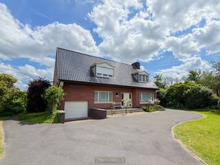 <br /><br />RUIME VILLA met een BEWOONBARE OPPERVLAKTE van ca. 324 m², gelegen op een UITGESTREKT PERCEEL van ca. 2.125 m² op slechts 2 km van het CENTRUM VAN WAREGEM. Deze eigendom combineert een RUSTIGE, LANDELIJKE LIGGING met een UITSTEKENDE BEREIKBAARHEID, waardoor u geniet van het beste van twee werelden. Winkels, scholen, openbaar vervoer en INVALSWEGEN bevinden zich bovendien op KORTE AFSTAND. Dankzij de ROYALE VOLUMES en de DOORDACHTE INDELING biedt deze woning een UITSTEKENDE BASIS om mits MODERNISERING uit te groeien tot een RUIME GEZINSWONING.<br />De indeling gaat als volgt: via de inkomhal met gastentoilet en aparte bureauruimte heeft u toegang tot de lichtrijke woonkamer, waar grote raampartijen zorgen voor een aangenaam contact met de tuin. Aansluitend bevindt zich de ingerichte keuken, die rechtstreeks toegang biedt tot de inpandige garage. Op de tussenverdieping vindt u 2 slaapkamers en een te moderniseren badkamer. De 1ste verdieping beschikt over nog eens 2 bijkomende slaapkamers en een uiterst ruime zolder, die tal van mogelijkheden biedt voor het creëren van extra slaapkamers, een hobbyruimte, bureau of speelkamer.<br />Buitenshuis geniet u van een ruime oprit, een aangenaam terras en een groene tuin met open zicht op de omgeving, waar rust en privacy centraal staan.<br /><br />Adres: Gentse Heerweg 72 te Waregem<br /><br />EPC: 468kWh/m², G-score en P-score A, Renovatieverplichting van toepassing, Bestuursmaatregelen in het maatregelenregister: Neen