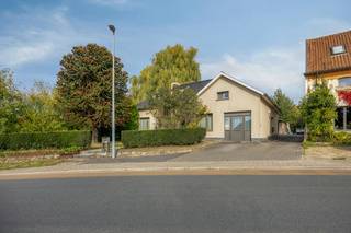 Ruime alleenstaande woning met een totale oppervlakte van 2700 m², een bewoonbare oppervlakte van 282 m² .<br />Woning  met bouwjaar 1967 maar recent volledig gerenoveerd.<br /><br />De woning bestaat uit een volledig ingerichte keuken (Amerikaanse ijskast, fornuis van 110 cm, stoom-en combi-oven, vaatwasser),  ruime living, bijkomende leefruimte in een prachtige en volledig geïsoleerde veranda, wasplaats met bijkomend toilet, 2 ruime badkamers (1 beneden met ligbad/douche en dubbele lavabo + WC/1 boven met ruime inloopdouche, lavabo en WC )  + 5 ruime slaapkamers, ook bruikbaar als hobby e/of bureelruimte), inpandige garage nu in gebruik als berging.<br />Centrale verwarming op aardgas ( HR-ketel van 1 jaar oud ), + haard en pelletkachel voor de gezelligheid . <br />Stadswater, putwater en regenwater met pomp .<br />Dak , ramen en gevel volledig geïsoleerd (EPC C,bijna B ).<br />Gedeeltelijk onderkelderd.<br />Mogelijk tot volledig beneden  wonen , of  zelfstandig beroep uit te oefenen (gescheiden inkom mogelijk).<br />Geasfalteerde oprit.<br />Buiten beschikt de woning over een zeer ruime garage/atelier van 72 m².<br />Buitenkeuken en serre, en een riante tuin met verschillende fruit-en sierbomen maken optimaal buiten genieten mogelijk.<br />Geen overstromingsgevoelig gebied, geen beschermd erfgoed.<br />Elektriciteit niet conform.<br />Niet asbestvrij (het gaat om één stopcontact en een oude meter die door de nutsmaatschappij moet verwijderd worden).<br /><br />De algemene voorwaarden van Dewaele DIY kunt u steeds raadplegen via dewaele.com.<br /><br />Bestuursmaatregelen in het maatregelenregister: nee