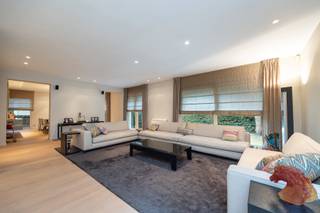 <strong>Moderne en recente villa op 1.017m² grond gelegen in de prestigieuze villawijk Park den Brandt. Gelegen nabij Nachtegalenpark, Middelheimpark, openbaar vervoer, supermarkten, leuke restaurants, belangrijke in- en uitvalswegen. </strong><br /><br /><span><strong>Gelijkvloerse verdieping:</strong></span><br />Via de ruime inkomhal met gastentoilet en vestiarekasten betreedt men de riante en lichtrijke leefruimte op parket. Deze is onderverdeeld in zithoek, salon en een eetkamer. Aansluitend aan deze leefruimte bevindt zich de geïnstalleerde aparte leefkeuken met ontbijthoek, een kookeiland, opbergkasten en alle toestellen. Vooraan is er een aparte bureauruimte/tv-kamer/logeerkamer op parket. <br /><br /><span><strong>Eerste verdieping:</strong></span><br />De eerste verdieping is bereikbaar via de hoofdtrap als via de lift. Op deze verdieping vinden we 4 ruime en volwaardige slaapkamers op parket, ensuite een ingerichte badkamer en walk-in dressing. <br /><br /><span><strong>Tweede verdieping:</strong></span><br />De tweede verdieping is bereikbaar via de trap en de lift. Hier bevinden zich nog drie extra ruimtes / slaapkamers op parket, een extra douchekamer en een technische ruimte. De grootste ruimte kan gebruikt worden als ontspanningsruimte, fitnessruimte, yogastudio of zelfs een thuiswerkplek. Dankzij de royale afmetingen en flexibele indeling is deze verdieping perfect aan te passen aan diverse woon- en leefbehoeften.<br /><br /><span><strong>Kelder verdieping:</strong></span><br />De KELDER is opgedeeld in verschillende ruimtes betsaande uit een wasplaats, opbergruimtes, technische ruimte, inpandige garage. <br /><br /><span><strong>BIJZONDERHEDEN: </strong></span><br /><span>* Moderne villa gebouwd in 2008 <br />* Uitstekend gelegen in prestigeuze villawijk Park den Brandt nabij Nachtegalenpark, Middelheimpark<br /></span>* Uitstekend EPC label A, conforme keuring, aircosysteem, verwarming op gas, alarm, personenlift voorzien<br />* Inpandige garage en een oprit voor meerdere wagens